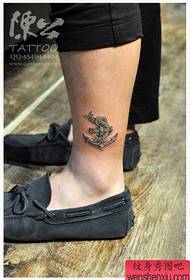Piccolo e popolare modello di tatuaggio di ancoraggio sulle gambe
