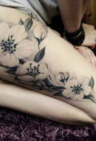 女生腿部漂亮黑白梅花纹身