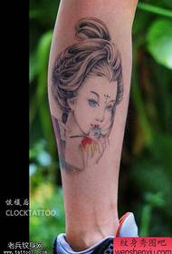 Малюнок татуювання гейші на нозі поділився татуюванням