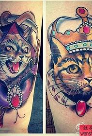 Espectáculo de tatuaxes, recomenda un traballo de tatuaxe de gato en cor de pernas