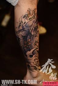 Wzór tatuażu purpurowa ryba męskiej nogi (3)