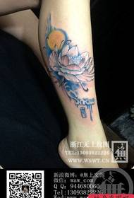 Padrão de tatuagem de lótus de neve feminina linda nas pernas das meninas