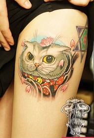 여자 다리 고양이 활 문신 작업