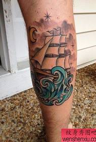 Tattoo show նկարը խորհուրդ էր տալիս ոտքի դպրոցական ոճով նավակի դաջվածքների օրինակ