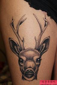 Tattoo show za dijeljenje ženskih nogu djeluje crno-bijela tetovaža jelena