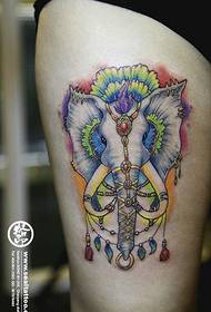 Mfano mzuri na mzuri wa tatoo la ndovu kwa miguu nzuri ya wanawake