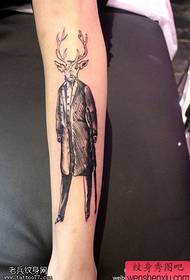 Esibizione di tatuaggi, cunsigliatu una legna di u tatuu di Mr. Deer funziona