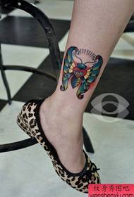Популярная цветочная татуировка бабочки женской бабочки