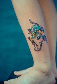 Супер сладък модел на малки татуировки на слон върху краката на момичетата