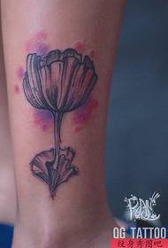 Splendido motivo a tatuaggio di papaveri sulle gambe
