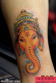 女孩腿上的美麗和時尚的大象紋身