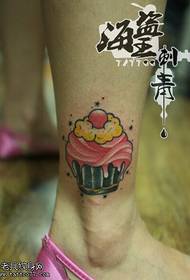 女人腿部彩色蛋糕文身作品由文身馆分享