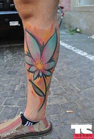 en kreativ blomster tatovering på beinet