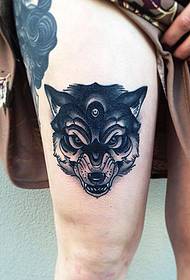 Beveel een sexy pop-wolftattoo op een dij aan