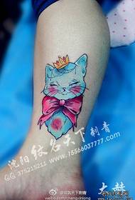 Ang mga paa ng batang babae ay makikita ng mga pusa at bow tattoo