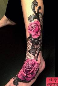 Tatuaggio con gamba in pizzo rosa