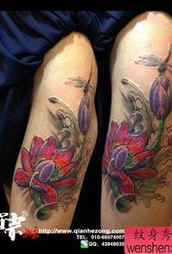Kaunis perinteinen lotus-tatuointikuvio tyttöjen jaloille