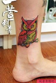 Miyendo ya atsikana otchuka a pop owl tattoo