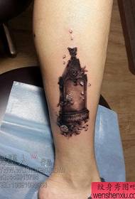 un classico tatuaggio tombale alternativo sulla gamba