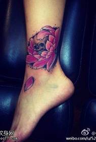 Gambe di tatuaggi creativi a forma di teschio rosa con gamba colorata