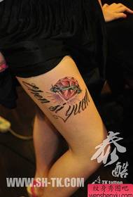 Diamanti squisitamente popolari e tatuaggi con lettere su bellissime cosce
