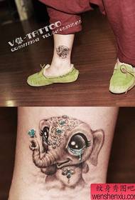 Motif de tatouage beau et mignon bébé éléphant sur les jambes