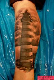 Un popolare modello di tatuaggio del faro al polpaccio