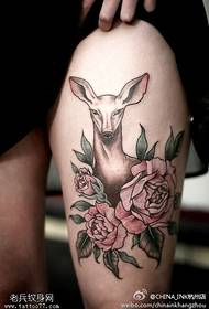 Vrouw benen gekleurd fawn rose tattoo foto