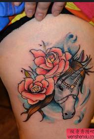 model de tatuaj de unicorn cu personalitatea picioarelor unei femei