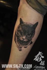 少年の足の古典的な黒灰色の猫のタトゥーパターン