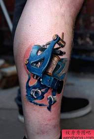 populiari ir išskirtinė tatuiruotės mašina tatuiruotė ant blauzdos