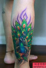 Traballo de tatuaxe de pavo real creador de cores de pernas