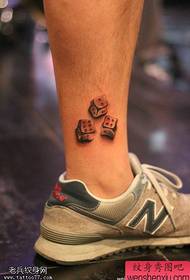As tatuagens de escorpião nas pernas são compartilhadas por tatuagens