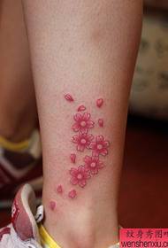 Uzorak tetovaže cvijeta nogu na nozi