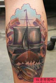 Spettacolo di tatuaggi, consiglia un tatuaggio a vela sulle gambe