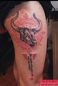 Kāju krāsas govs galvas tetovējums