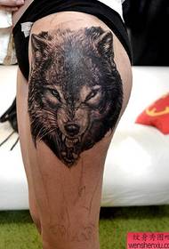 Verdsett en populær ulvehode-tatovering på låret