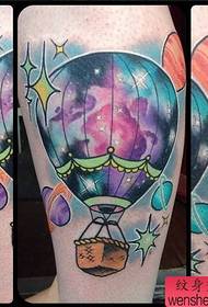 Benfarve tatoveringsarbejde med varm luftballon