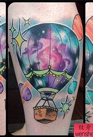 Tatuaggio di mongolfiera di colore delle gambe