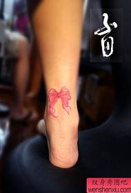 Këmbët e vajzave, tatuazhe të harkut të vegjël dhe të popullarizuar