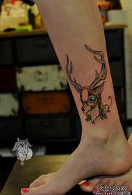 Намунаи tattoo fawn moda зебо барои пойҳои духтарон