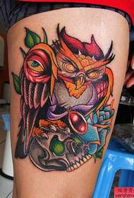 Kobiece nogi, czaszka sowa, prace tatuażowe
