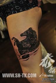 Прохолодний і красивий візерунок татуювання коня для чоловічих ніг