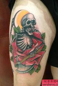 Il tatuaggio del cranio della gamba della donna funziona