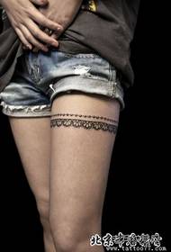Хубаво модно момиче крака модел дантела татуировка