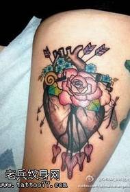 Tatuagem de coração criativo de cor de perna funciona