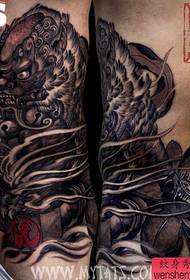 Un tatuaggio del leone Tang nella gamba
