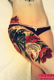 Spettaculu di tatuaggi, cunsigliate un mudellu di tatuaggi di tinta di una donna di a gamba di a donna