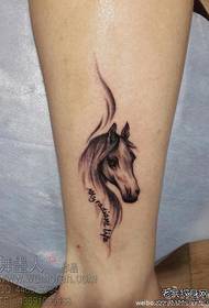 Una tendència clàssica del tatuatge de cavalls a la cama de la nena