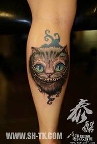 ຮູບແບບ tattoo cat Cheshire ທີ່ສວຍງາມຢູ່ເທິງຂາ